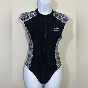 AXESEA sz 4  full rashguard suit black with accent trim 1/4 zip